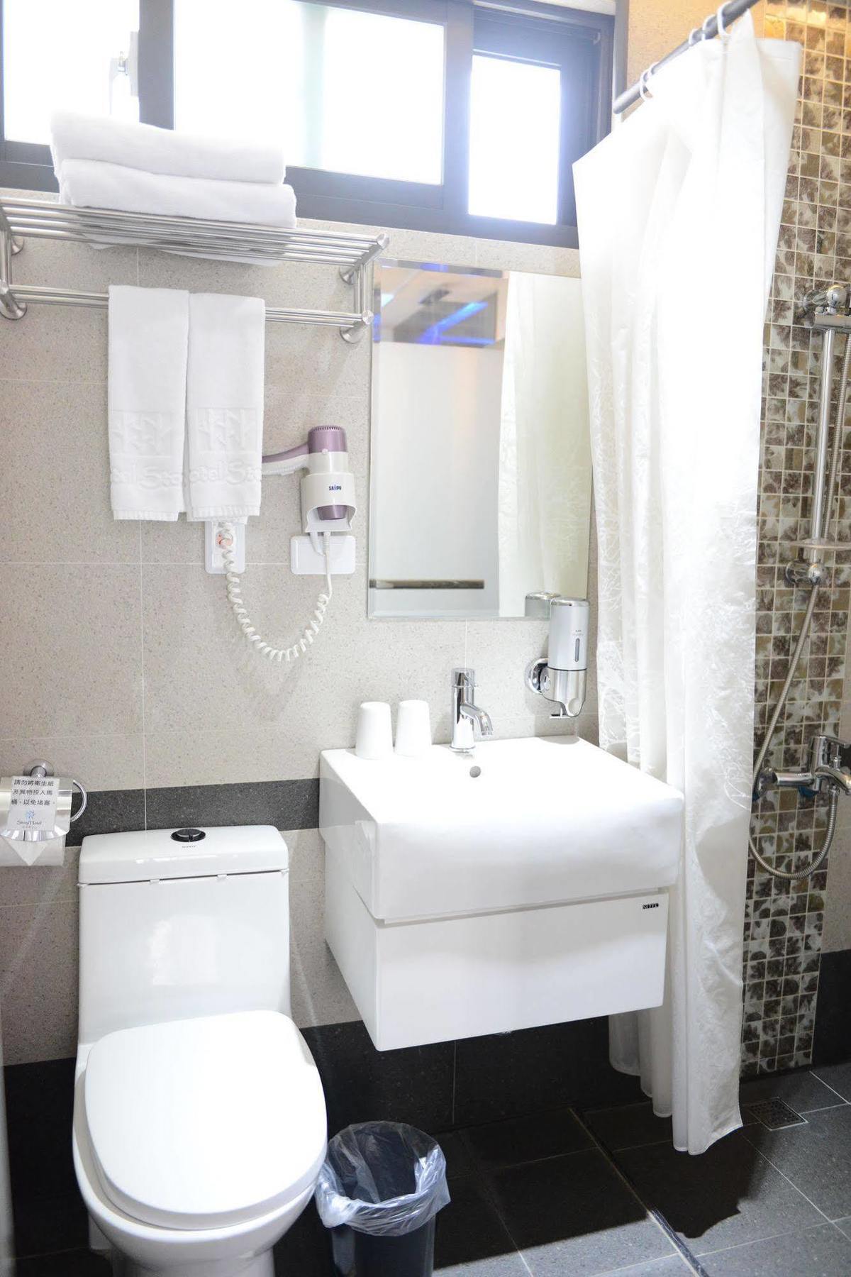 Check Inn Express Taichung Fuxing Hall 2 Bagian luar foto