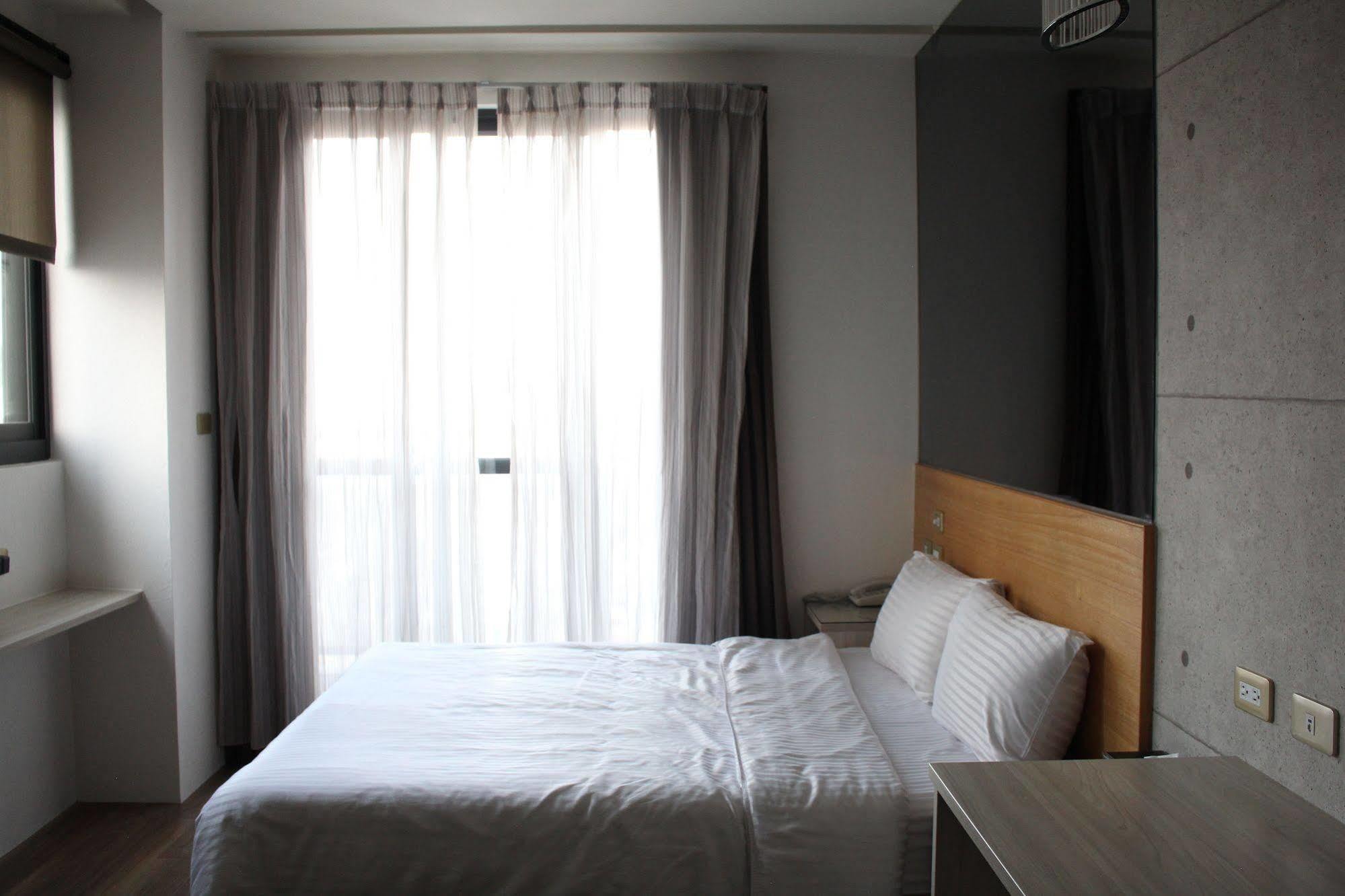 Check Inn Express Taichung Fuxing Hall 2 Bagian luar foto